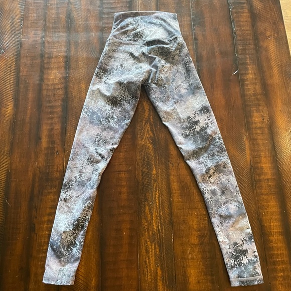 Define Your Inspiration Blue Pattern Leggings - Picture 2 of 2